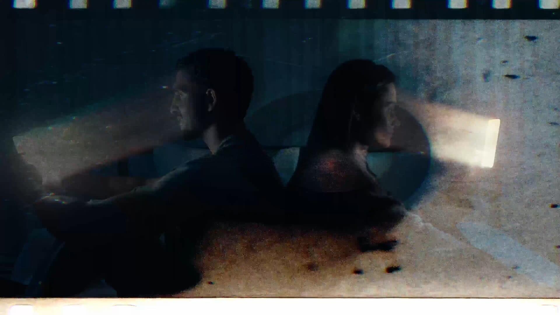 达芬奇模板：老式电影美学胶片打孔边框字母噪点4K转场过渡效果（13608）