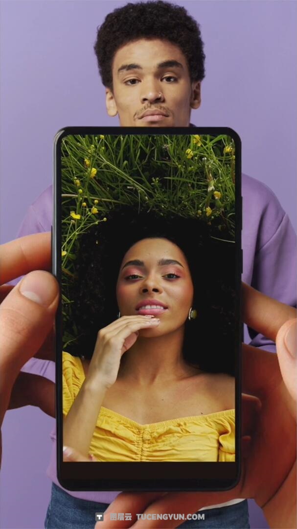 FCPX插件：8个创意新潮短视频剪辑手持手机无缝转场模板（13365）