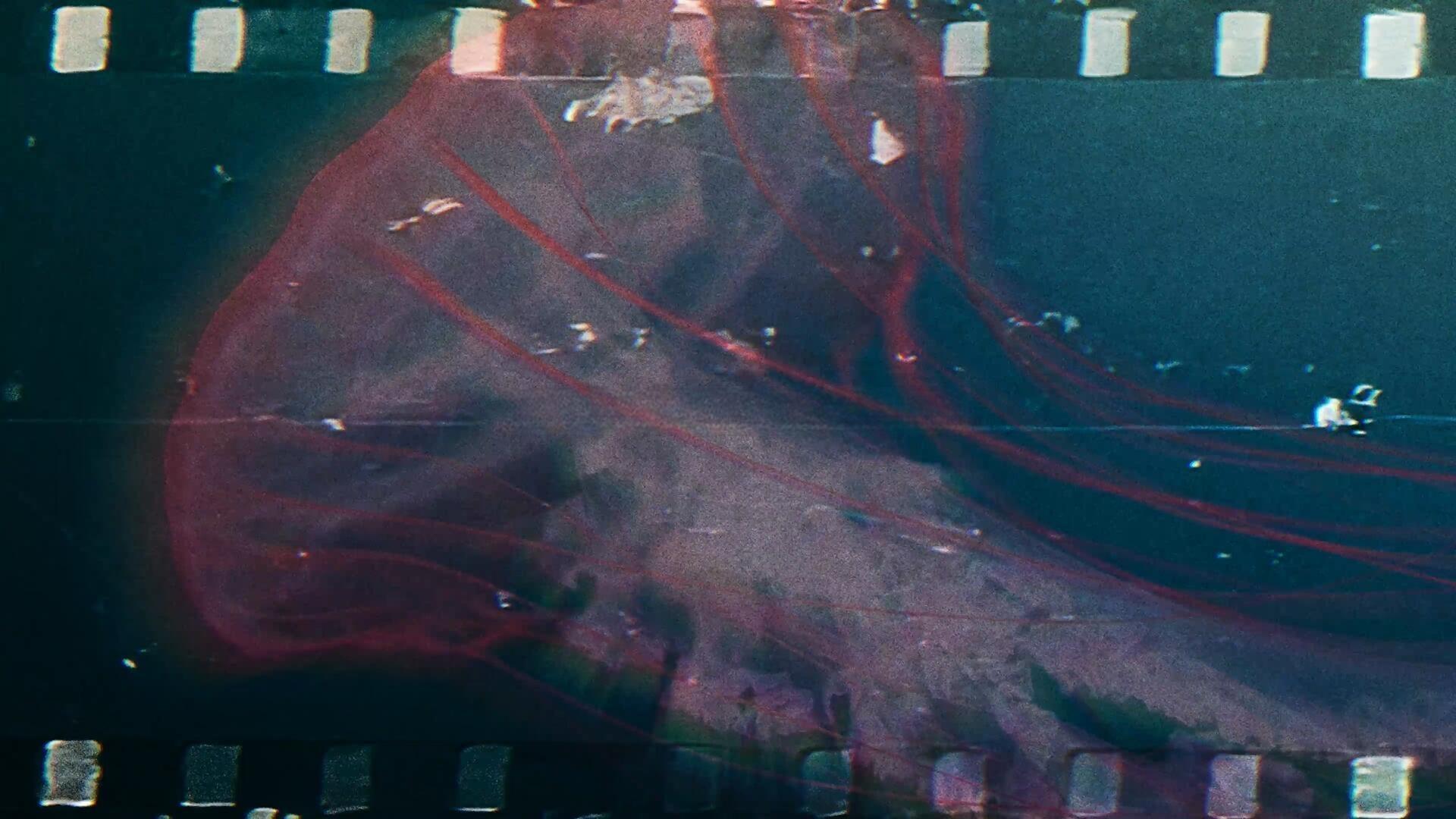 达芬奇模板：老式电影美学胶片打孔边框字母噪点4K转场过渡效果（13608）