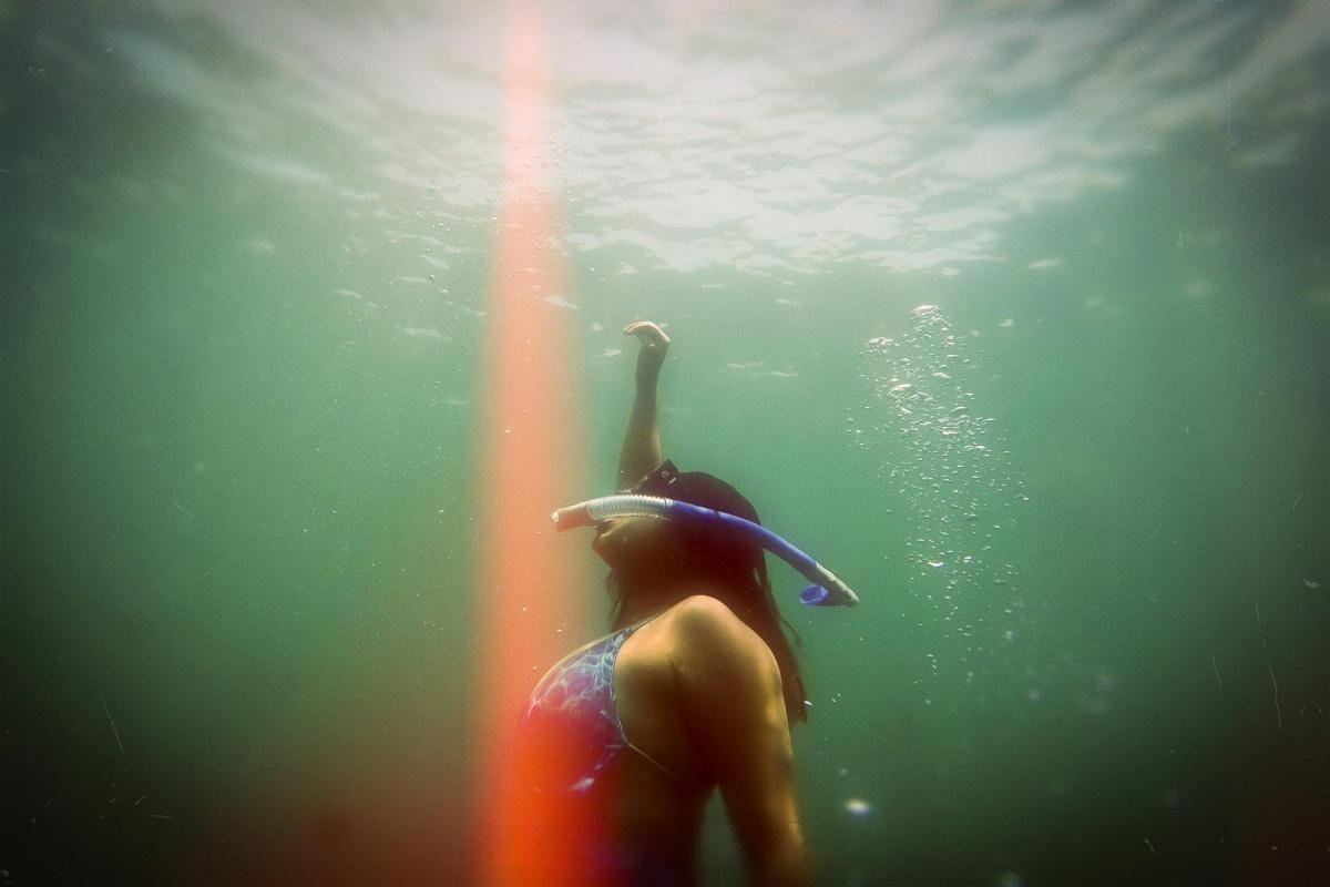 复古文艺温暖朦胧发光做旧胶片漏光模拟封面海报PSD特效样机  Vintage Film Glow Photo Effect（13279）