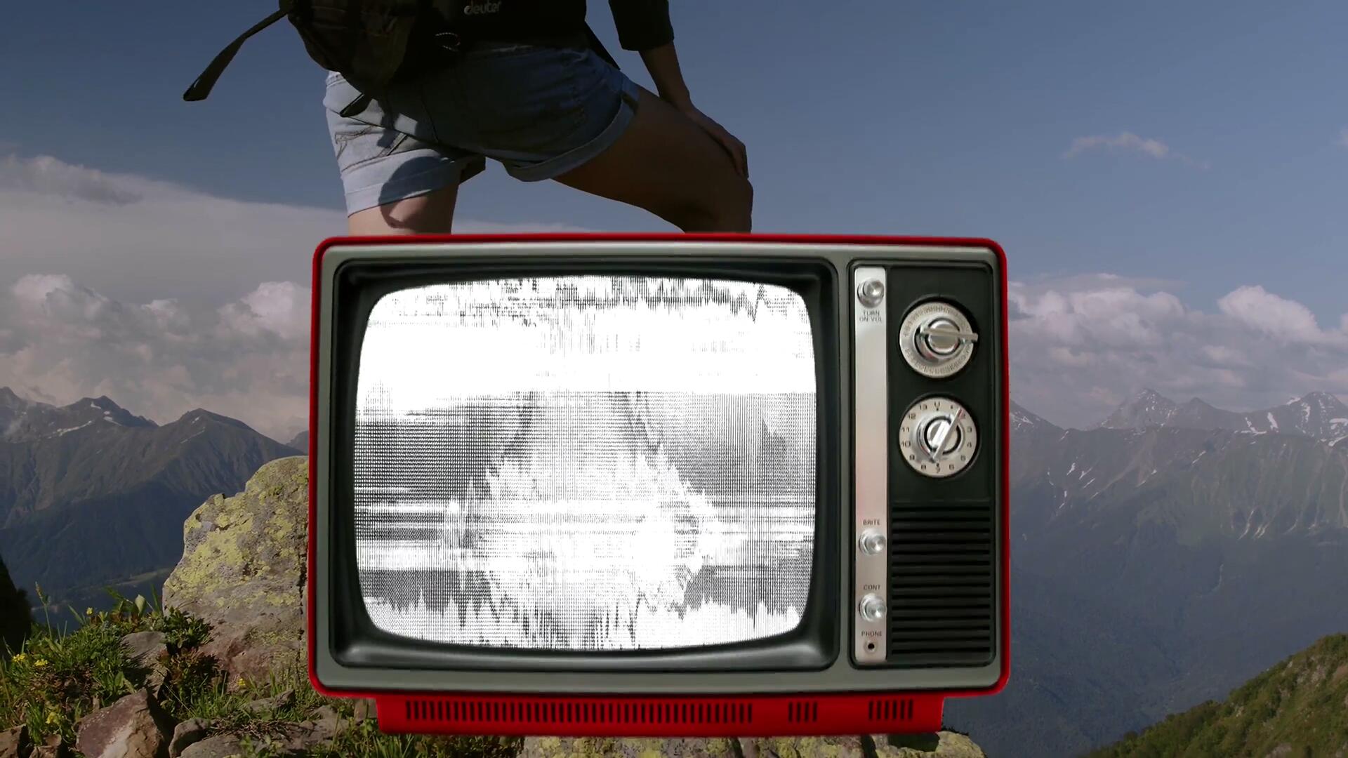 AE模板：复古老式Y2K风格旧电视模拟3D场景VHS效果无缝转场过渡（13186）