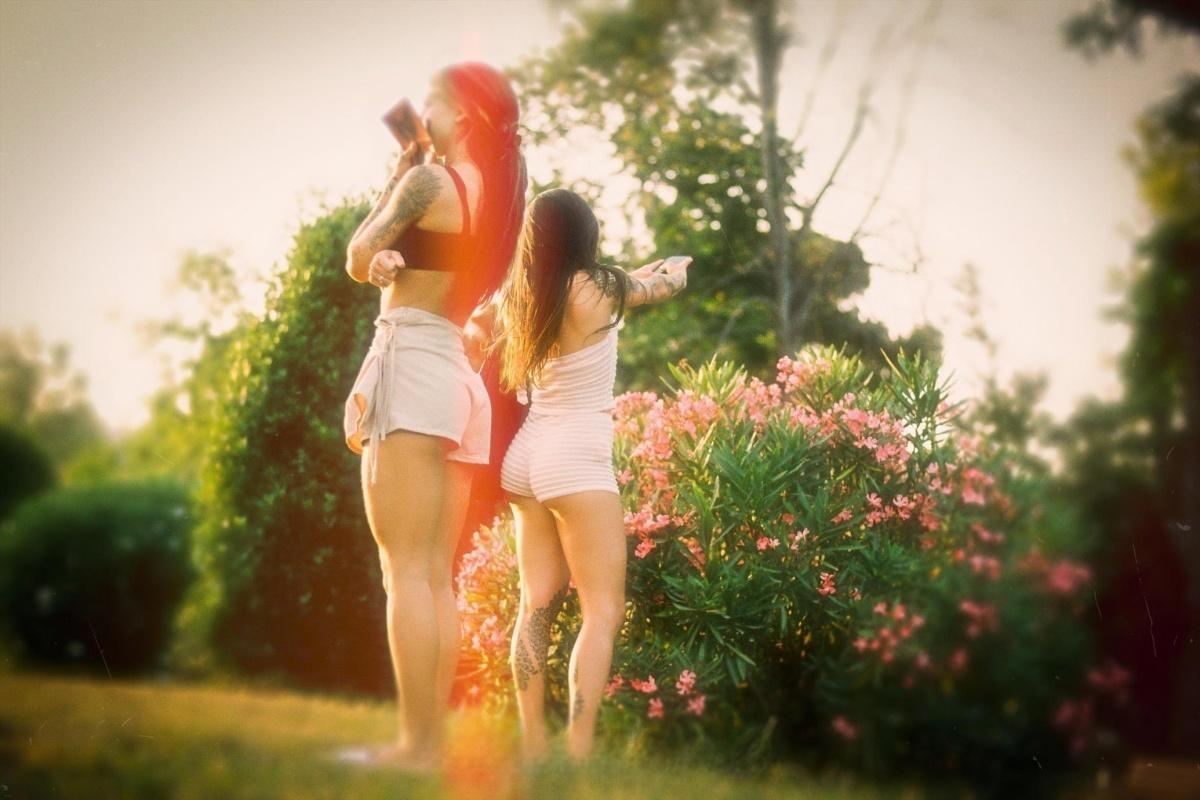 复古文艺温暖朦胧发光做旧胶片漏光模拟封面海报PSD特效样机  Vintage Film Glow Photo Effect（13279）