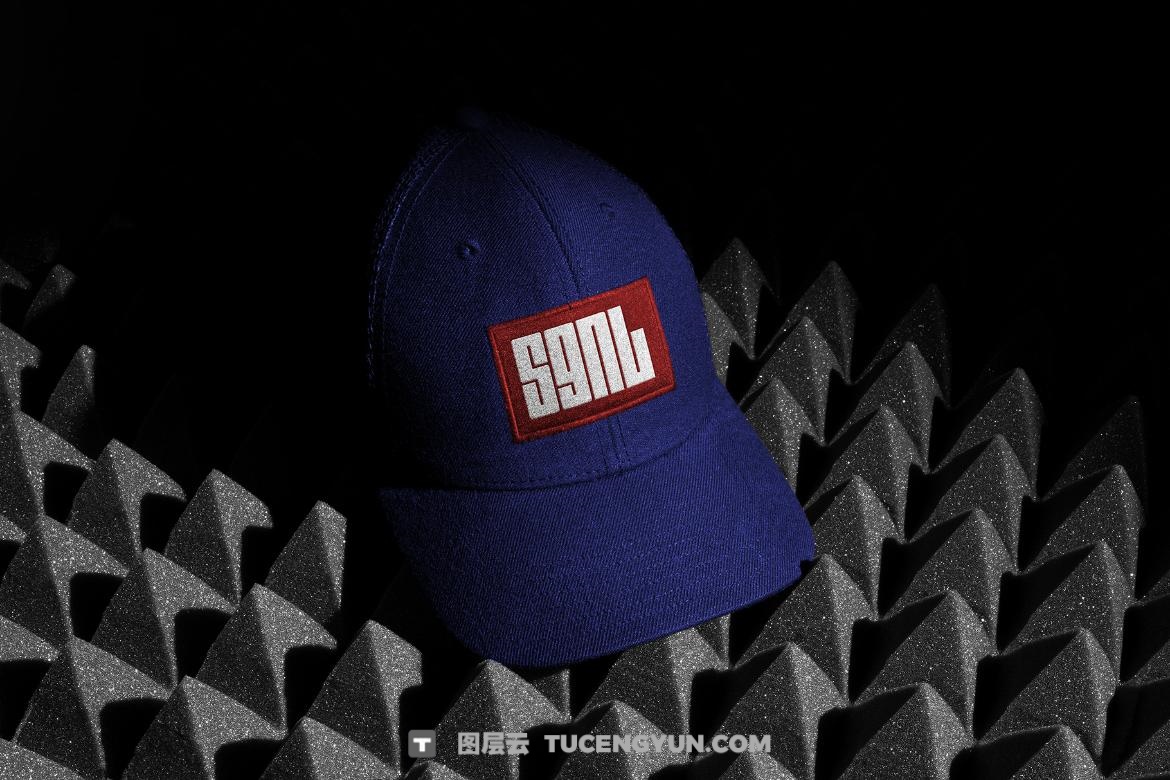 31个暗色质感企业VI文创品牌T恤手机电脑手提袋帆布袋名片海报设计展示PSD套装 SGNL Branding Mockups（13362）