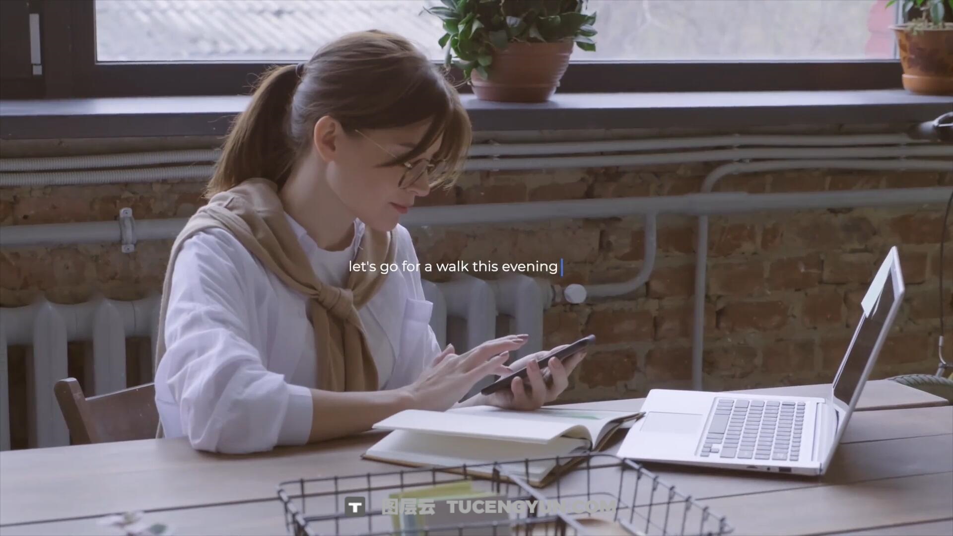 FCPX插件：7个极简主义自动光标手机打字机文字标题移动效果（13422）