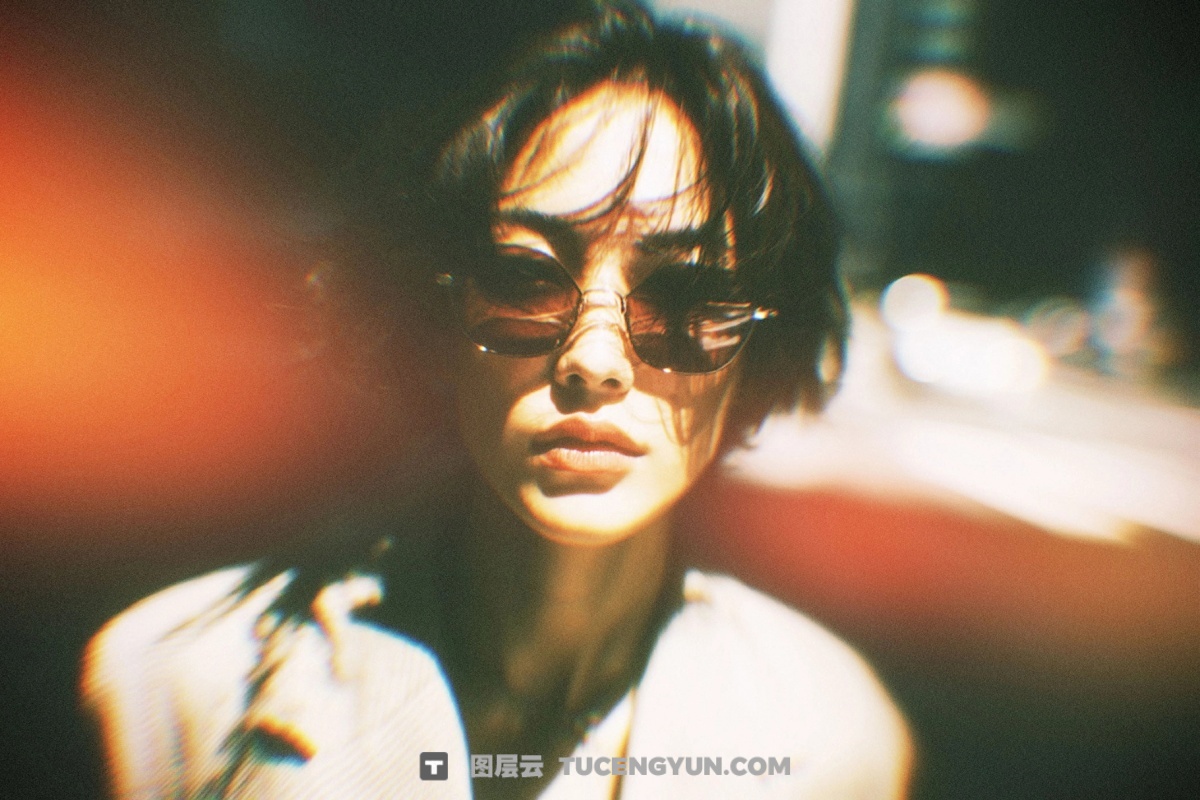 全新电影感镜头失真条纹漏光效果专辑海报封面PSD模板（13981）