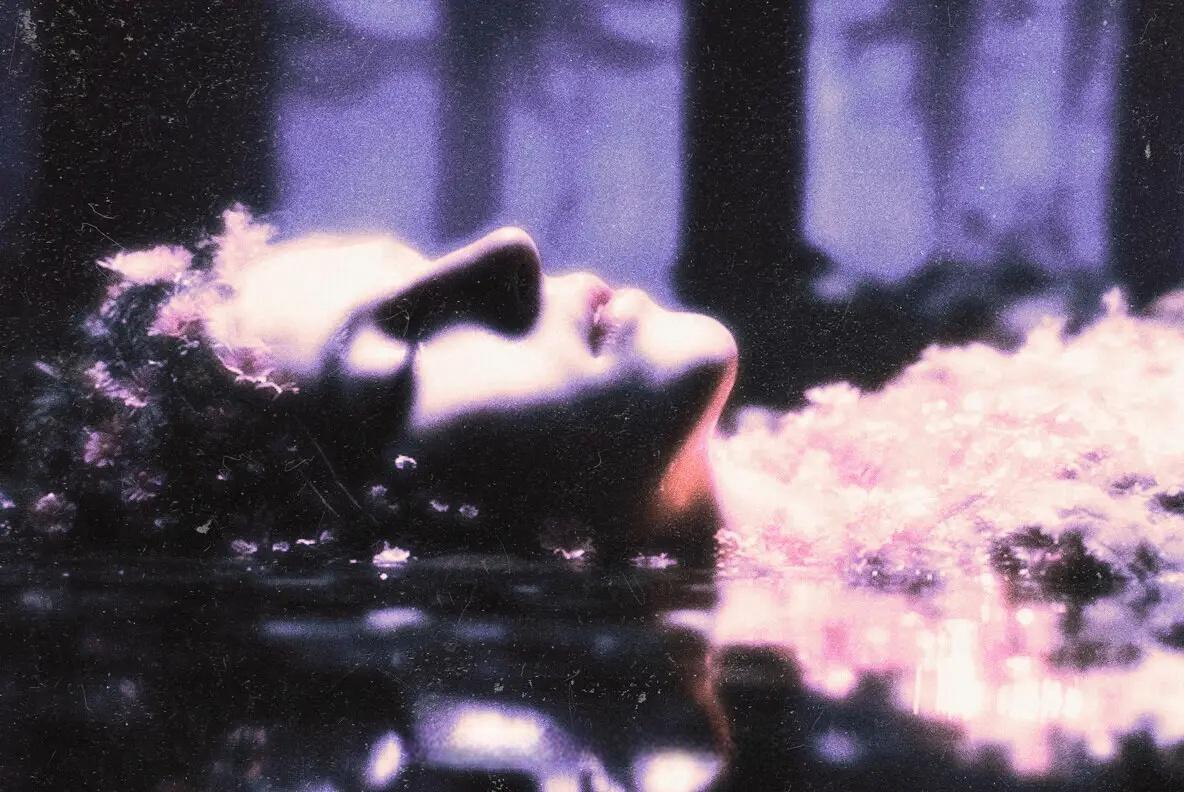 复古Y2K紫色发光颗粒光晕噪点胶片艺术特效PSD效果样机 Purple Grain Glow Effect（14188）