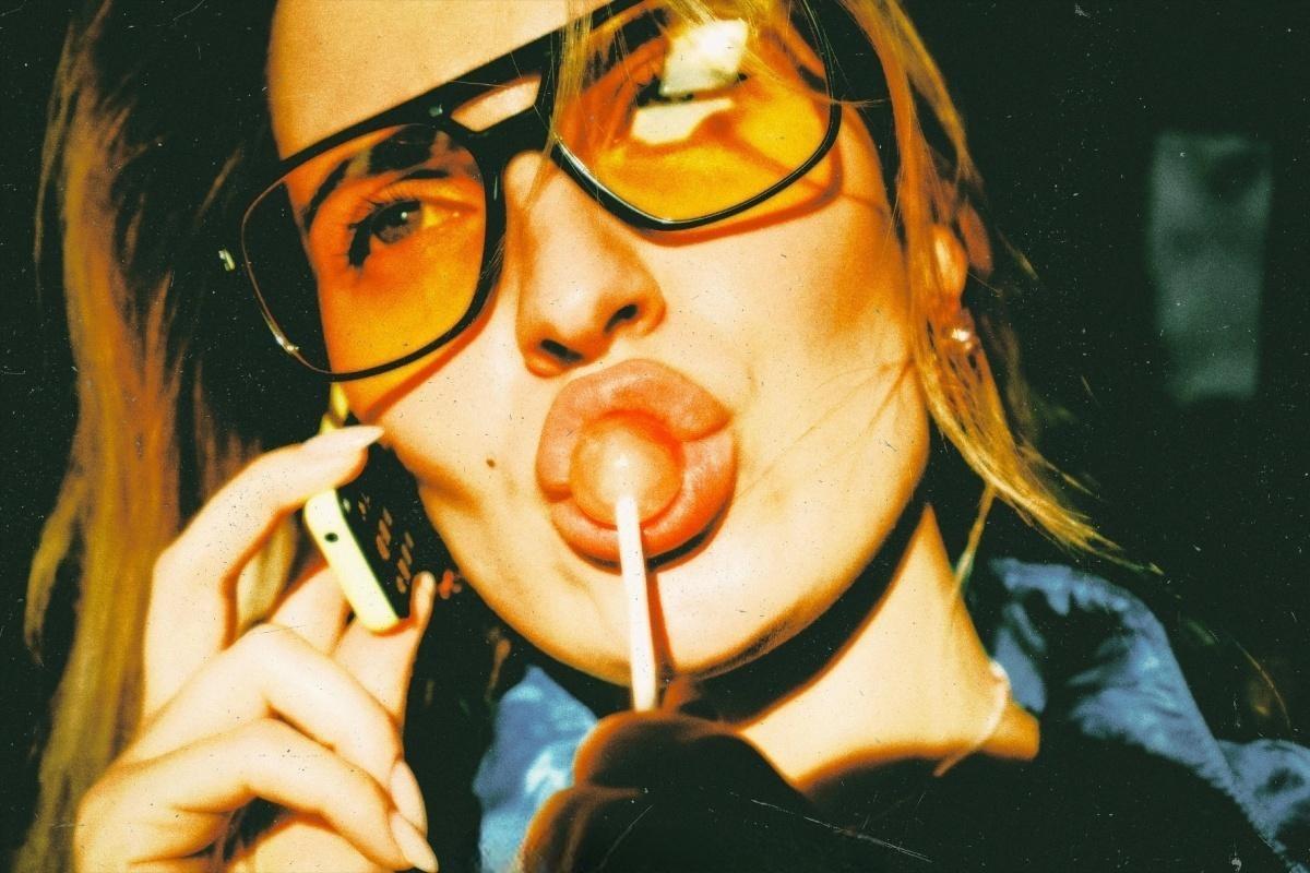 90年代复古电影胶片颗粒光晕朦胧梦幻氛围感图片叠加滤镜PSD特效样机 Mid 90’s Vibe Photo Effect（14046）