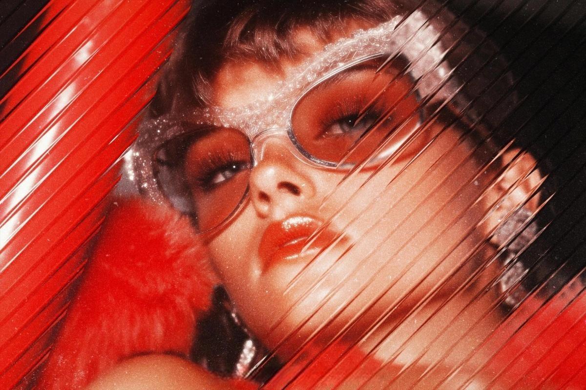 大胆现代抽象艺术透明条形玻璃折射波纹海报封面设计排版PSD特效样机 Diagonal Glass Photo Effect（14089）