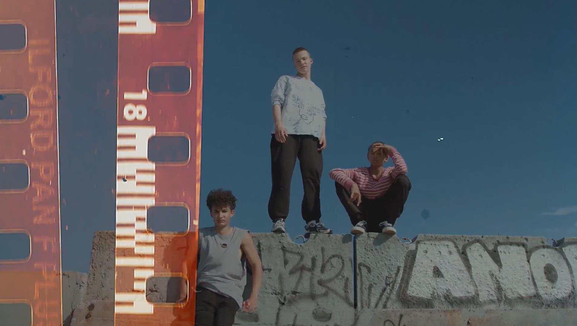 视频素材：10个复古做旧35毫米胶片漏光耀斑划痕4K叠加转场视频素材（14093）